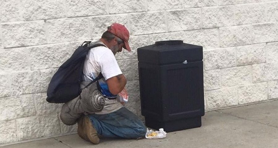 Ve a un hombre frente a un contenedor de basura. Pero se DETIENE EN SECO al ver lo que está haciendo