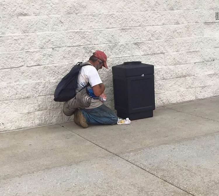 Ve a un hombre frente a un contenedor de basura. Pero se DETIENE EN SECO al ver lo que está haciendo