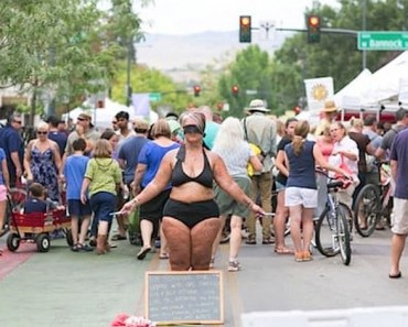 Esta mamá se pone en bikini en la calle, ahora observa cómo REACCIONAN la gente a su alrededor