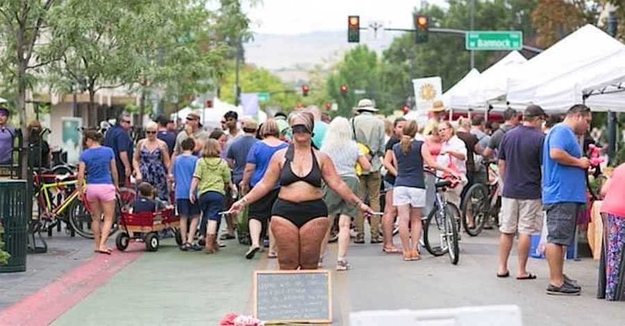Esta mamá se pone en bikini en la calle, ahora observa cómo REACCIONAN la gente a su alrededor