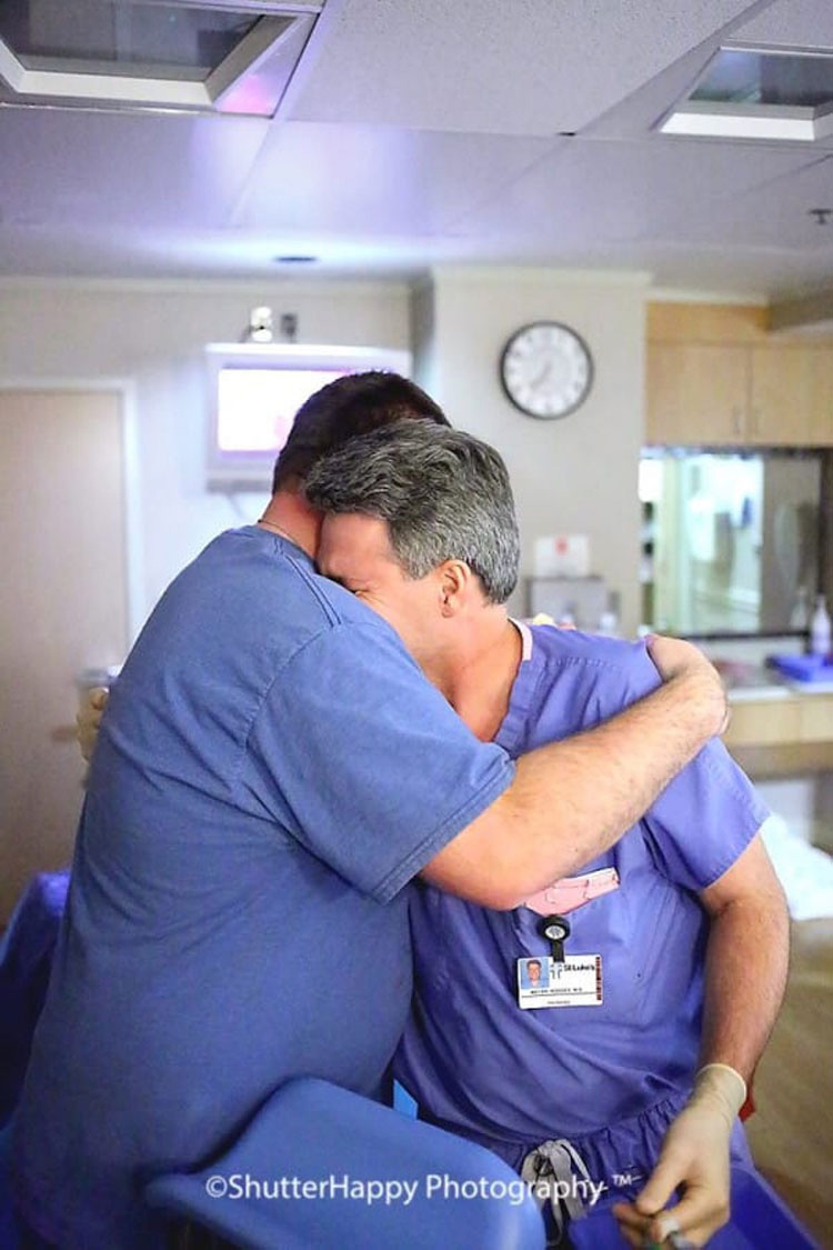 Estos padres rezan por un parto normal, ahora mira lo que lleva el doctor en la mano izquierda...