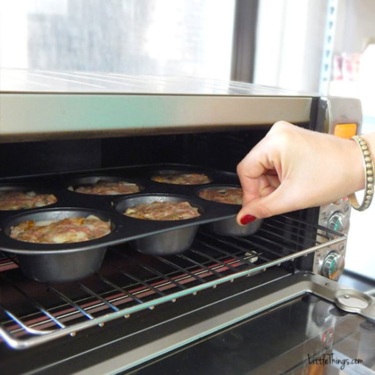 Mete carne picada en moldes de cupcakes. Minutos más tarde... ¡No puedo dejar de BABEAR!