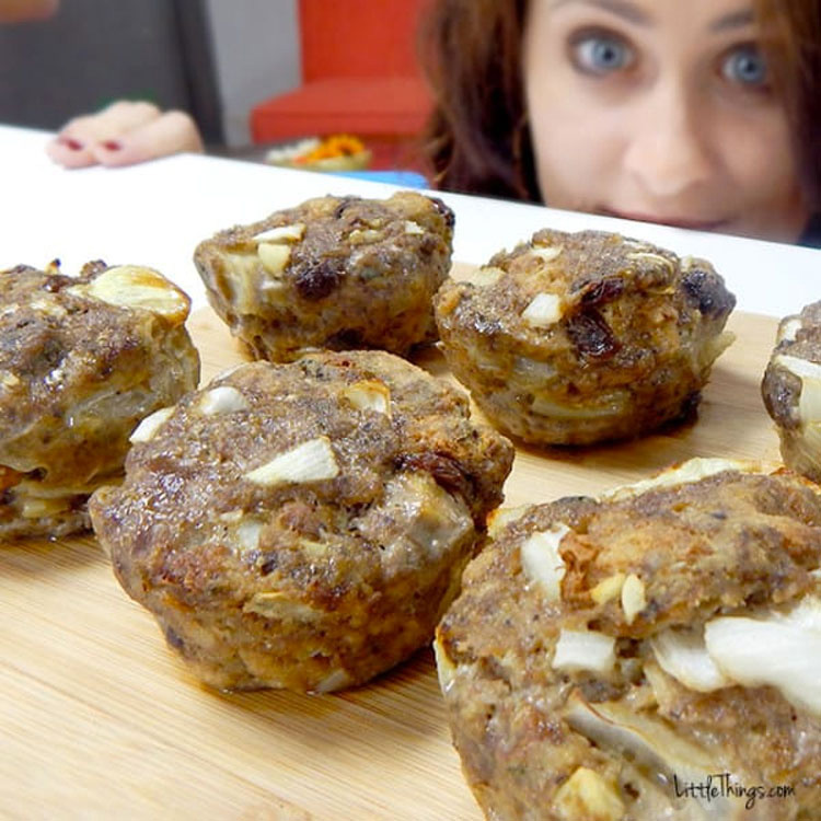 Mete carne picada en moldes de cupcakes. Minutos más tarde... ¡No puedo dejar de BABEAR!