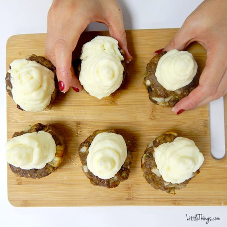 Mete carne picada en moldes de cupcakes. Minutos más tarde... ¡No puedo dejar de BABEAR!