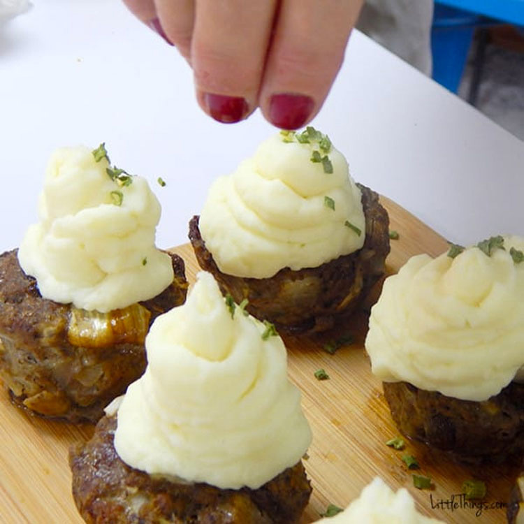 Mete carne picada en moldes de cupcakes. Minutos más tarde... ¡No puedo dejar de BABEAR!