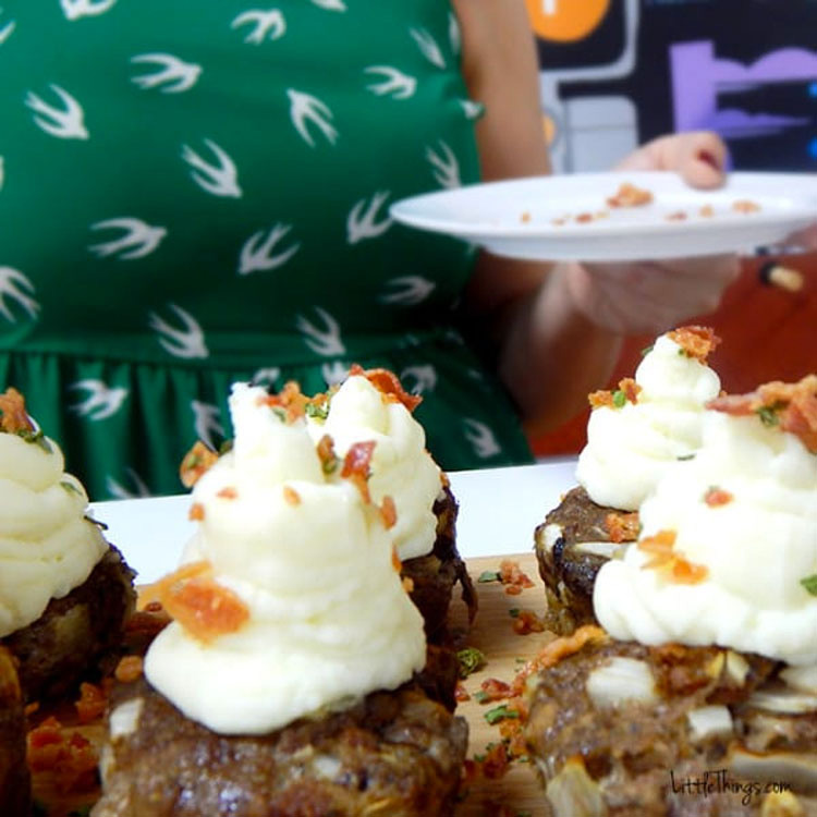 Mete carne picada en moldes de cupcakes. Minutos más tarde... ¡No puedo dejar de BABEAR!