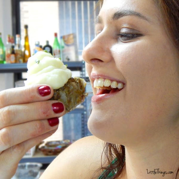 Mete carne picada en moldes de cupcakes. Minutos más tarde... ¡No puedo dejar de BABEAR!