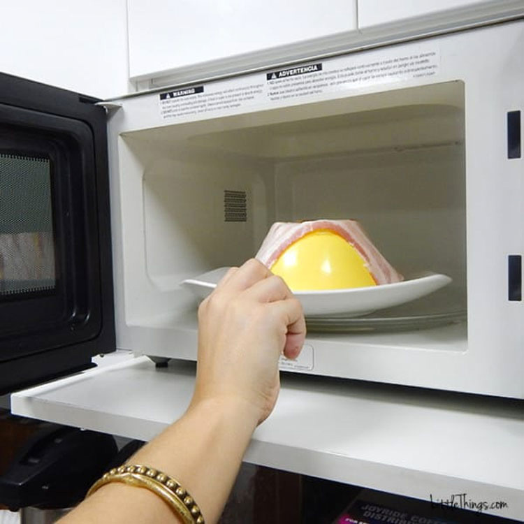 Mete carne picada en moldes de cupcakes. Minutos más tarde... ¡No puedo dejar de BABEAR!