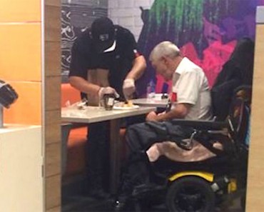 Sorprendió a un trabajador de un restaurante de comida rápida haciendo ESTO a un anciano, ahora es VIRAL 1 Sorprendió a un trabajador de un restaurante de comida rápida haciendo ESTO a un anciano, ahora es VIRAL