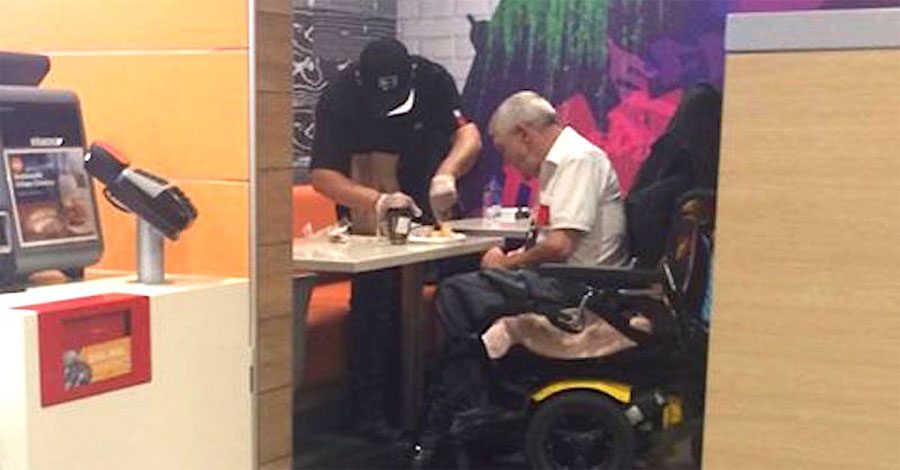 Sorprendió a un trabajador de un restaurante de comida rápida haciendo ESTO a un anciano, ahora es VIRAL