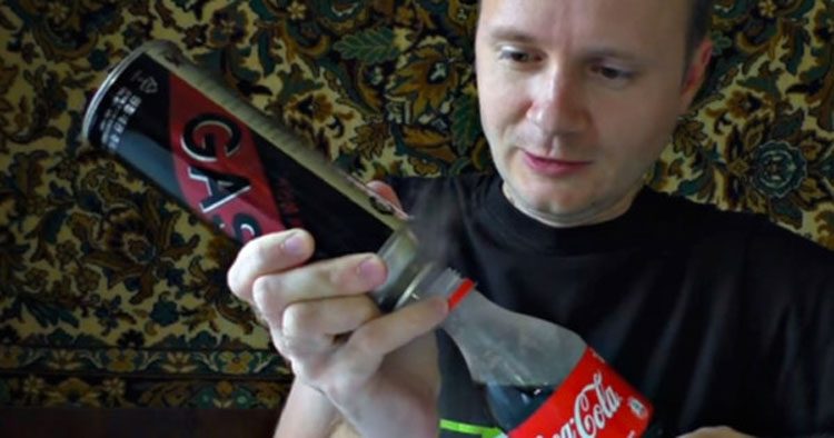 Al agregar gas de encendedor a una Coca Cola, se puede crear este IMPRESIONANTE experimento de ciencia
