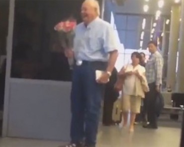 Un hombre mayor espera en el aeropuerto con flores, ¡Ahora MIRA para quién son! 6 Un hombre mayor espera en el aeropuerto con flores, ¡Ahora MIRA para quién son!