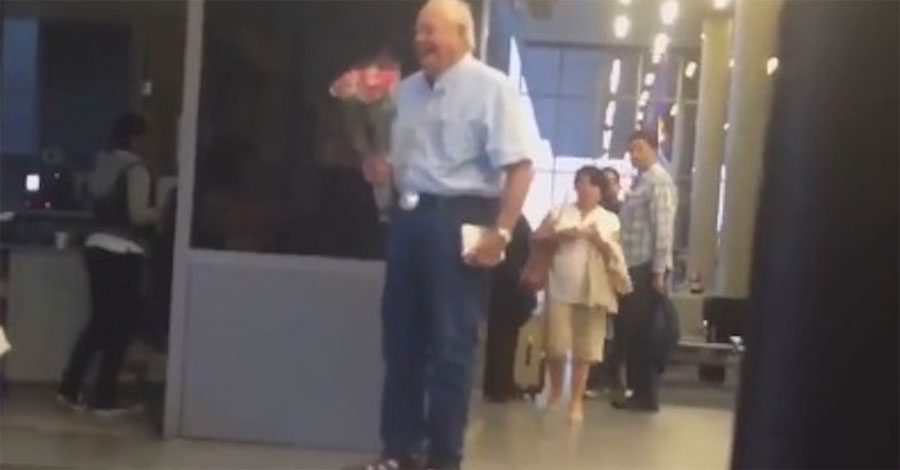 Un hombre mayor espera en el aeropuerto con flores, ¡Ahora MIRA para quién son!