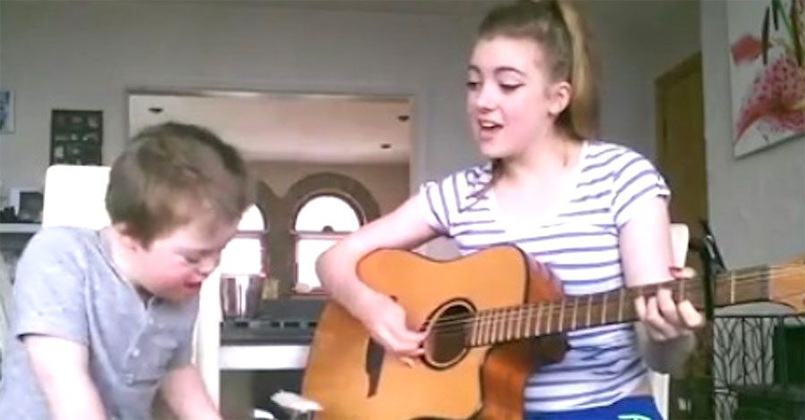 Ella empieza a cantar una famosa canción... cuando su hermano se une a ella. ¡EMOTIVO!