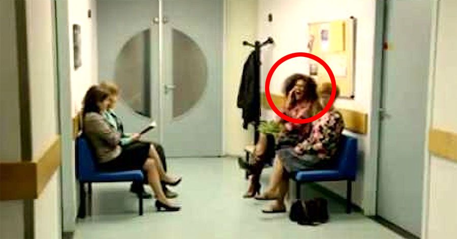 Ella está hablando en voz alta con su teléfono, ahora ATENCIÓN a la dama pelirroja...