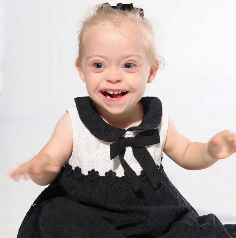 Niña con síndrome de Down gana dos contratos de modelo gracias a su sonrisa. ¡ES PRECIOSA!