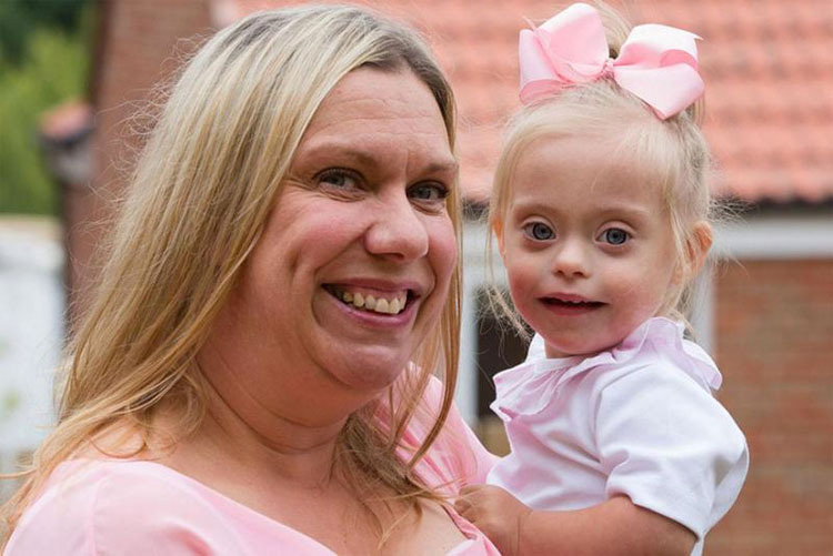 Niña con síndrome de Down gana dos contratos de modelo gracias a su sonrisa. ¡ES PRECIOSA!