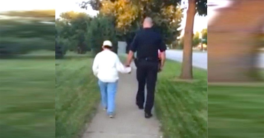 Este policía se aleja con una mujer mentalmente discapacitada. ¿Dónde la lleva? Se ha hecho viral