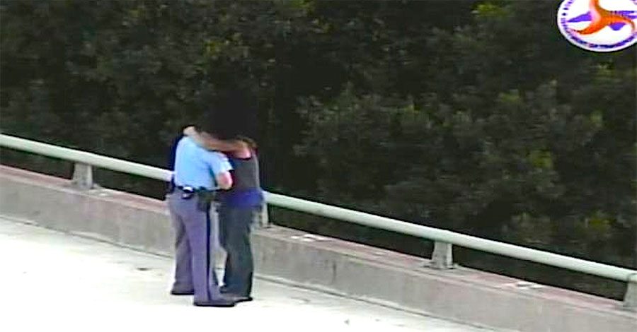 Policía se acerca a un hombre en un puente, y se da cuenta de la DESGARRADORA verdad...