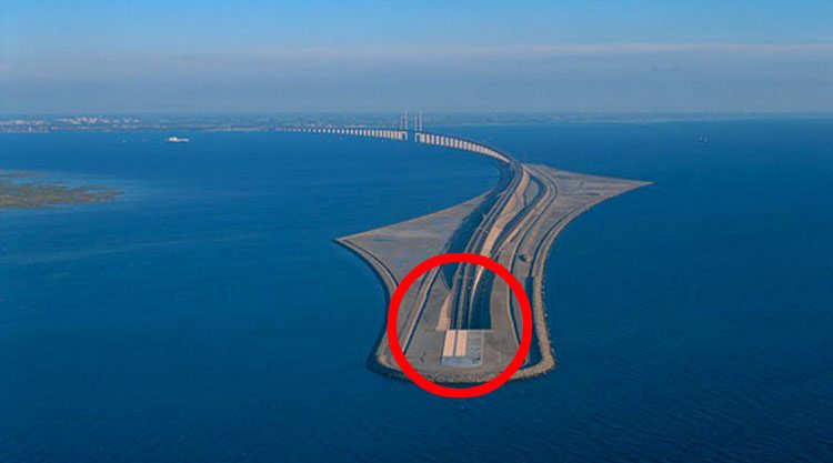 Este puente conecta dos países y se convierte en algo ÉPICO en un determinado punto. ¡IMPRESIONANTE!
