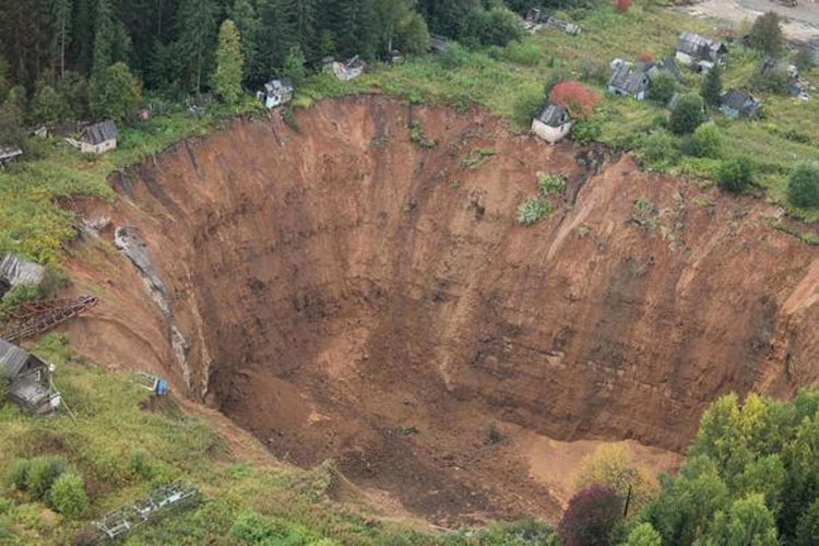 Lo que se está TRAGANDO este remoto pueblo de Siberia es absolutamente insano (e IMPARABLE)