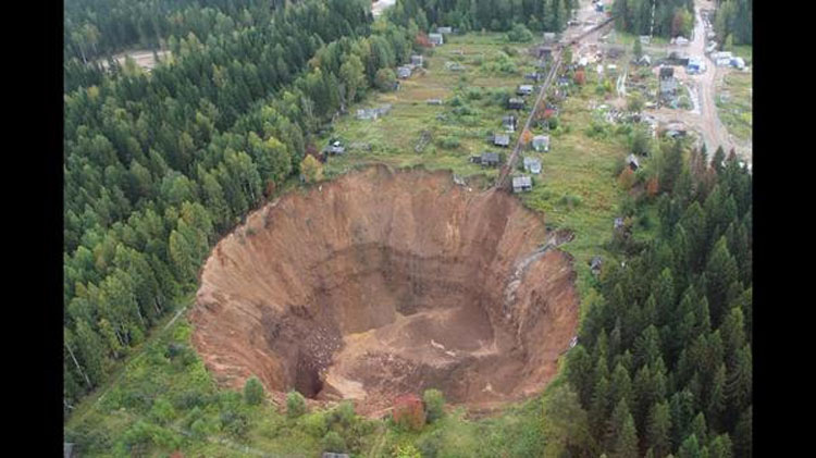 Lo que se está TRAGANDO este remoto pueblo de Siberia es absolutamente insano (e IMPARABLE)