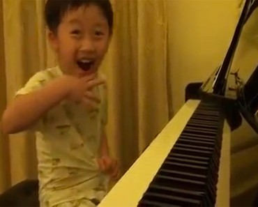 Cuando este niño de 5 años comenzó a tocar el piano, no podía CREER lo que estaba escuchando