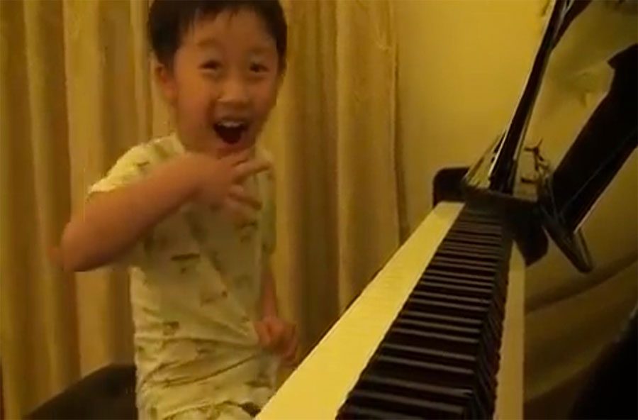Cuando este niño de 5 años comenzó a tocar el piano, no podía CREER lo que estaba escuchando