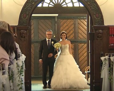 Papá entra con la novia por el pasillo, cuando ella levanta su brazo los deja ATURDIDOS