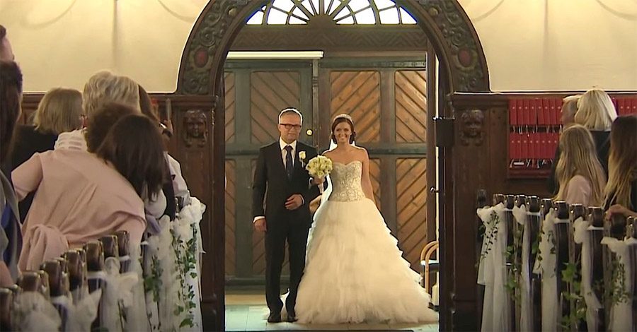 Papá entra con la novia por el pasillo, cuando ella levanta su brazo los deja ATURDIDOS
