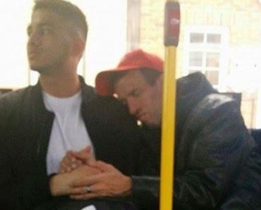 Este hombre sube a un autobús. Se sienta y coge la mano de un hombre muy aturdido. La RAZÓN... 6 Este hombre sube a un autobús. Se sienta y coge la mano de un hombre muy aturdido. La RAZÓN...