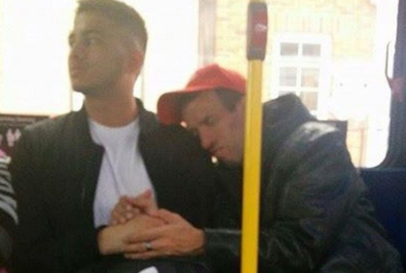 Este hombre sube a un autobús. Se sienta y coge la mano de un hombre muy aturdido. La RAZÓN...