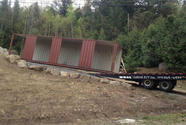 Apila cuatro contenedores de carga en un terreno y los convierte en ALGO HERMOSO