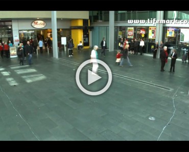 Empieza como un día cualquiera en centro comercial, pero MANTENGA los ojos en la mujer mayor