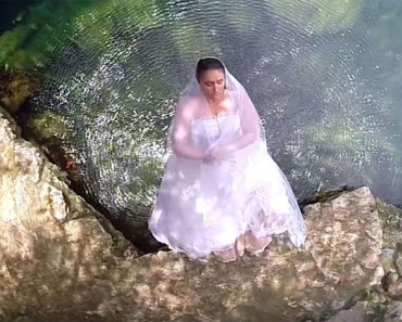 Ella se hunde en el agua, ahora ATENCIÓN a su vestido de novia...