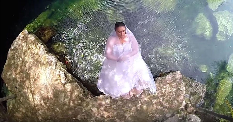Ella se hunde en el agua, ahora ATENCIÓN a su vestido de novia...
