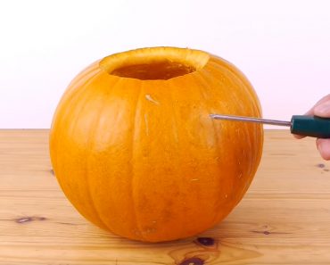 Hace agujeros en una calabaza, ¿pero y el resultado final? ¡INCREÍBLE!