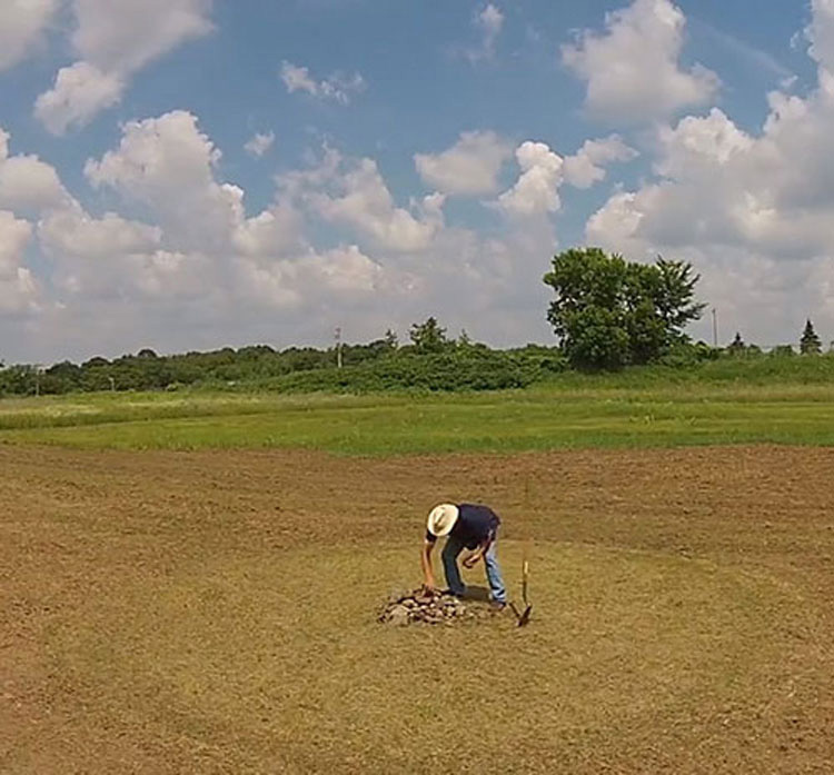 Este hombre organiza piedras en un campo vacío. ¿Cuando la cámara se aleja? ¡ASOMBROSO!