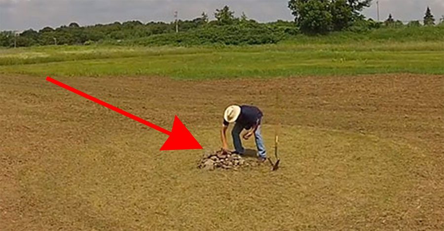 Este hombre organiza piedras en un campo vacío. ¿Cuando la cámara se aleja? ¡ASOMBROSO!
