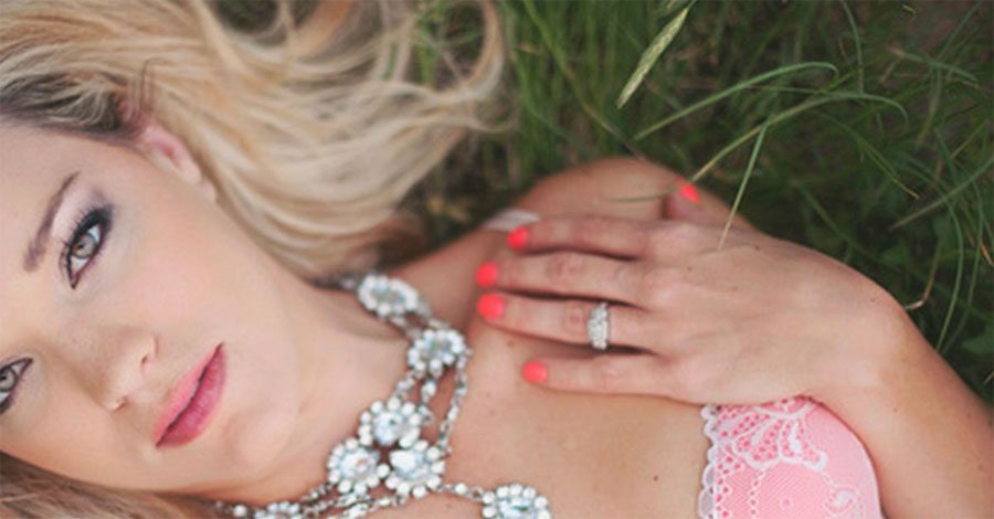 Esta mujer entrega a su marido unas fotos sensuales. Cuando él las ve de cerca se queda IMPACTADO