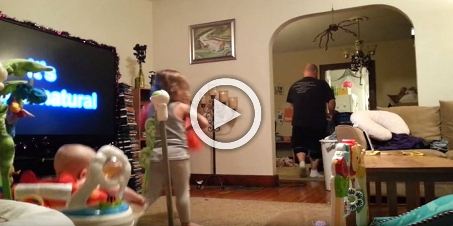 Graba con una cámara oculta a su marido haciendo algo... INESPERADO