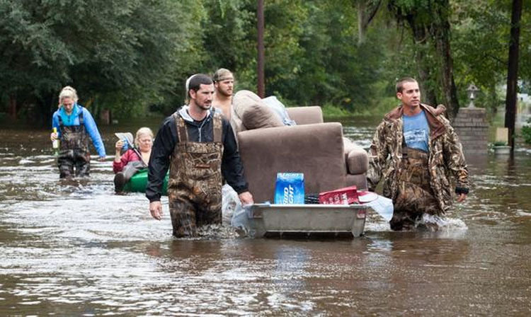 Este perro se niega a dejar al hombre que lo salvó de la inundación. ¡CONMOVEDOR!