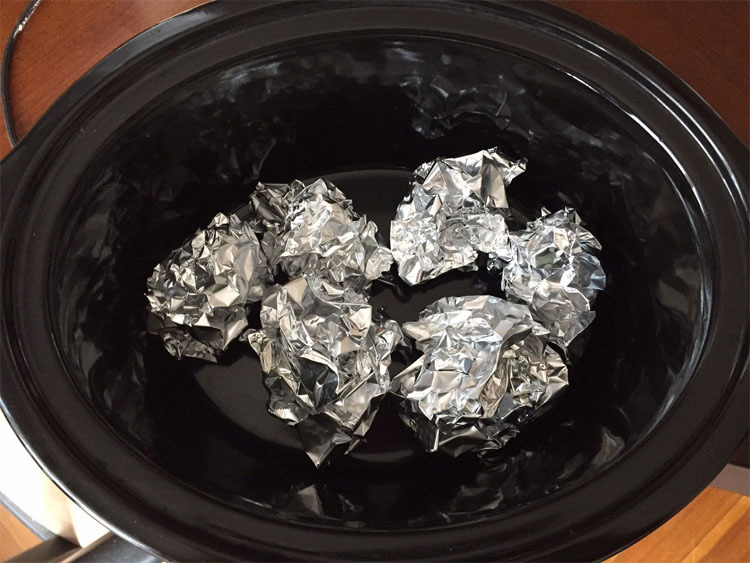 Pone bolas de papel de aluminio en la olla de cocción lenta. ¡La razón es GENIAL! 2
