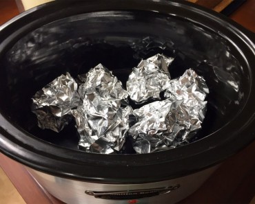Pone bolas de papel de aluminio en la olla de cocción lenta. ¡La razón es GENIAL!