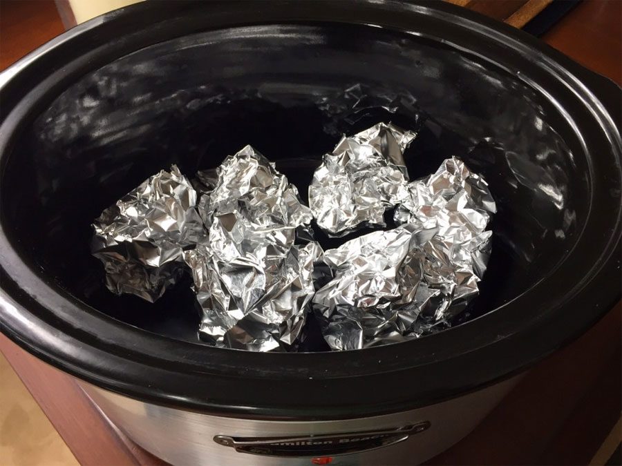 Pone bolas de papel de aluminio en la olla de cocción lenta. ¡La razón es GENIAL!