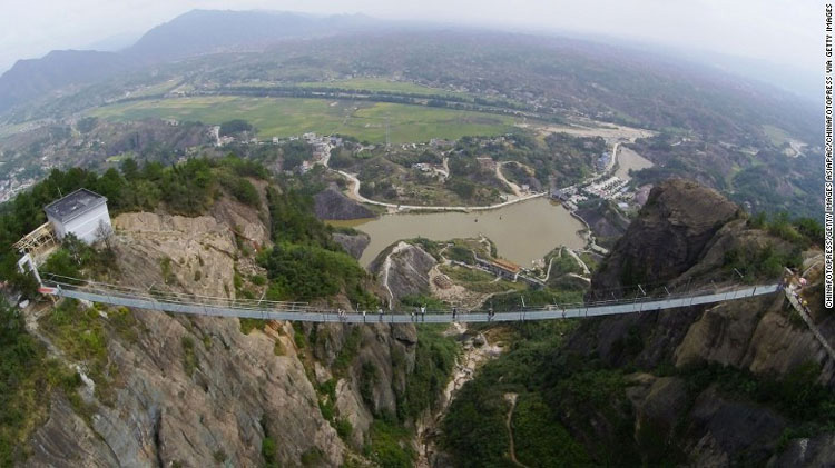 China abre el puente más TERRORÍFICO del mundo para el público