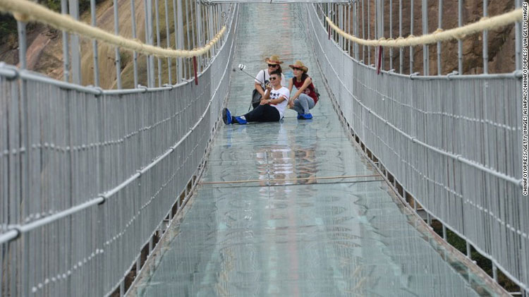 China abre el puente más TERRORÍFICO del mundo para el público