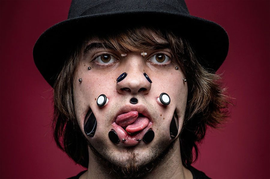 ¡ARRRGHHHH! Este hombre tiene el récord mundial de mayor cantidad de agujeros en la carne de su cara