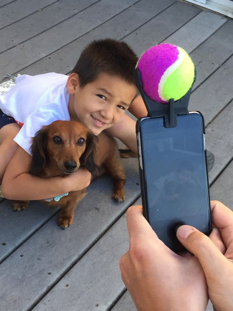 Si tienes un perro NECESITARÁS este ingenioso invento para tu teléfono. ¡GENIAL!