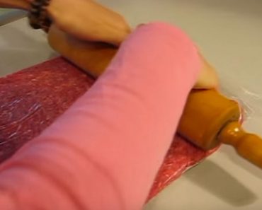 Pone carne extendida en una bolsa para congelador. ¡Cuando vemos por qué no podemos esperar a probarlo!